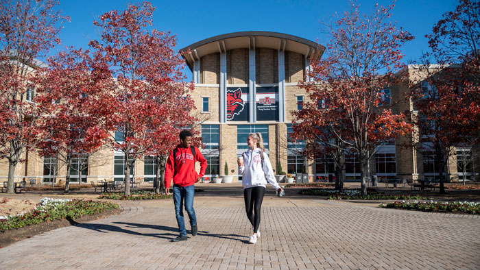 Students walk in front of the Reng Student Union