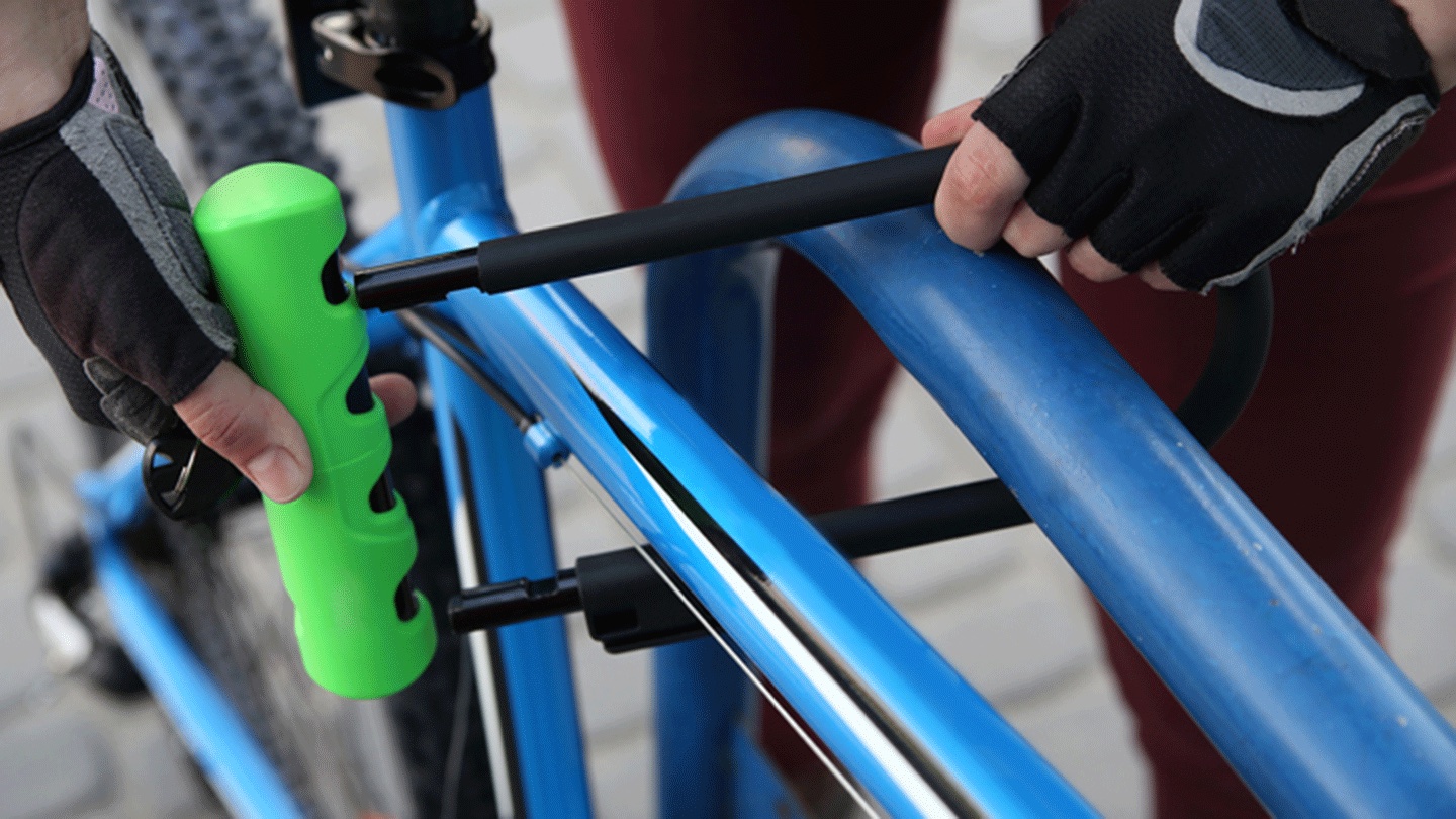 Close up shot of a u-lock on a bicycle