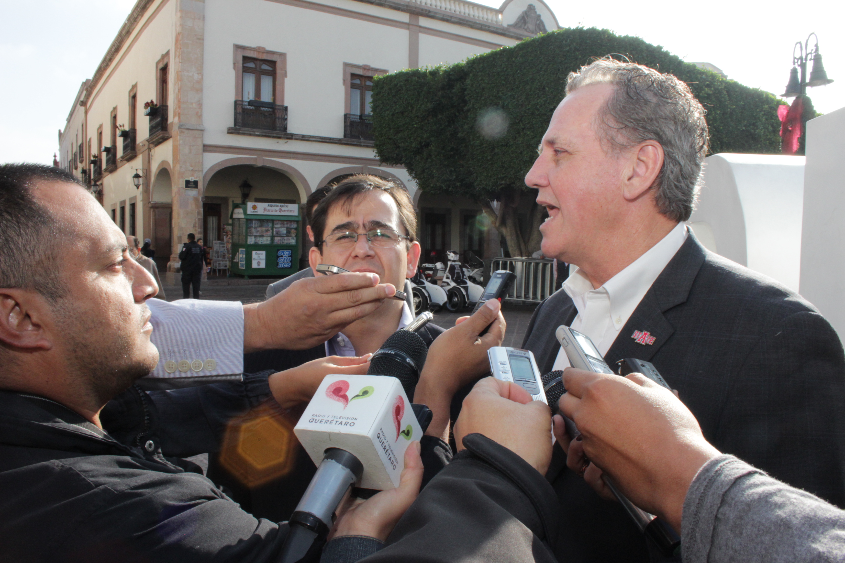 Tim Hudson with Mexican media