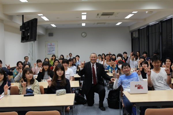 Arkansas+State+University+Chancellor+Dr.+Kelly+Damphousse+visits+Saitama+University+classroom