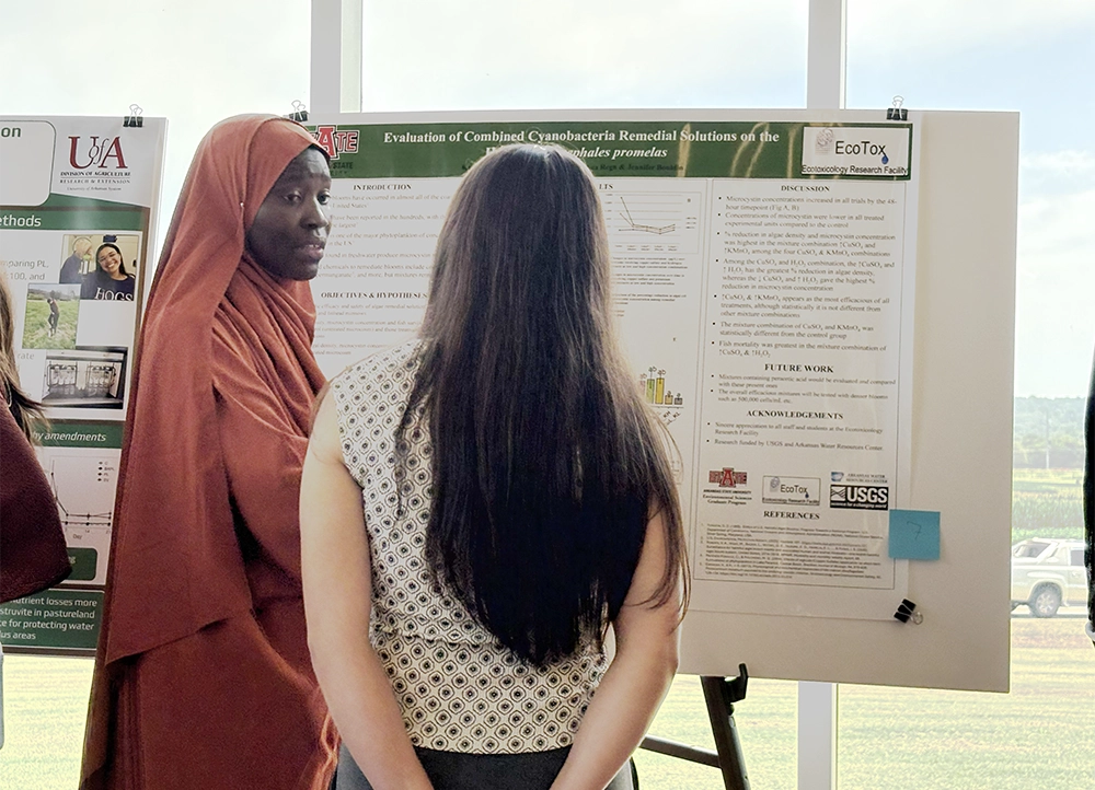 Karimot Shobowal discussing her project.