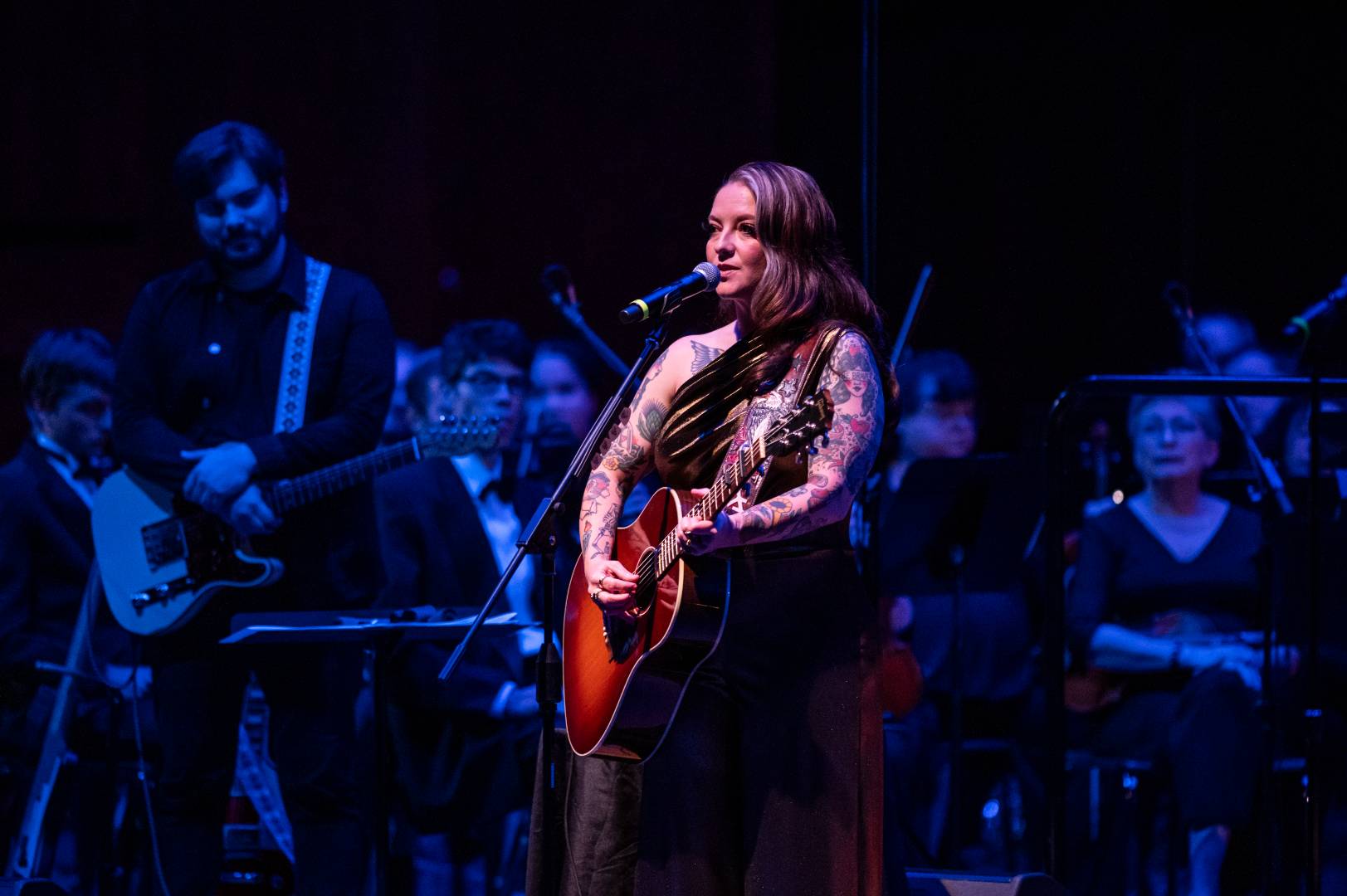 Alumna Ashley McBryde singing on stage.