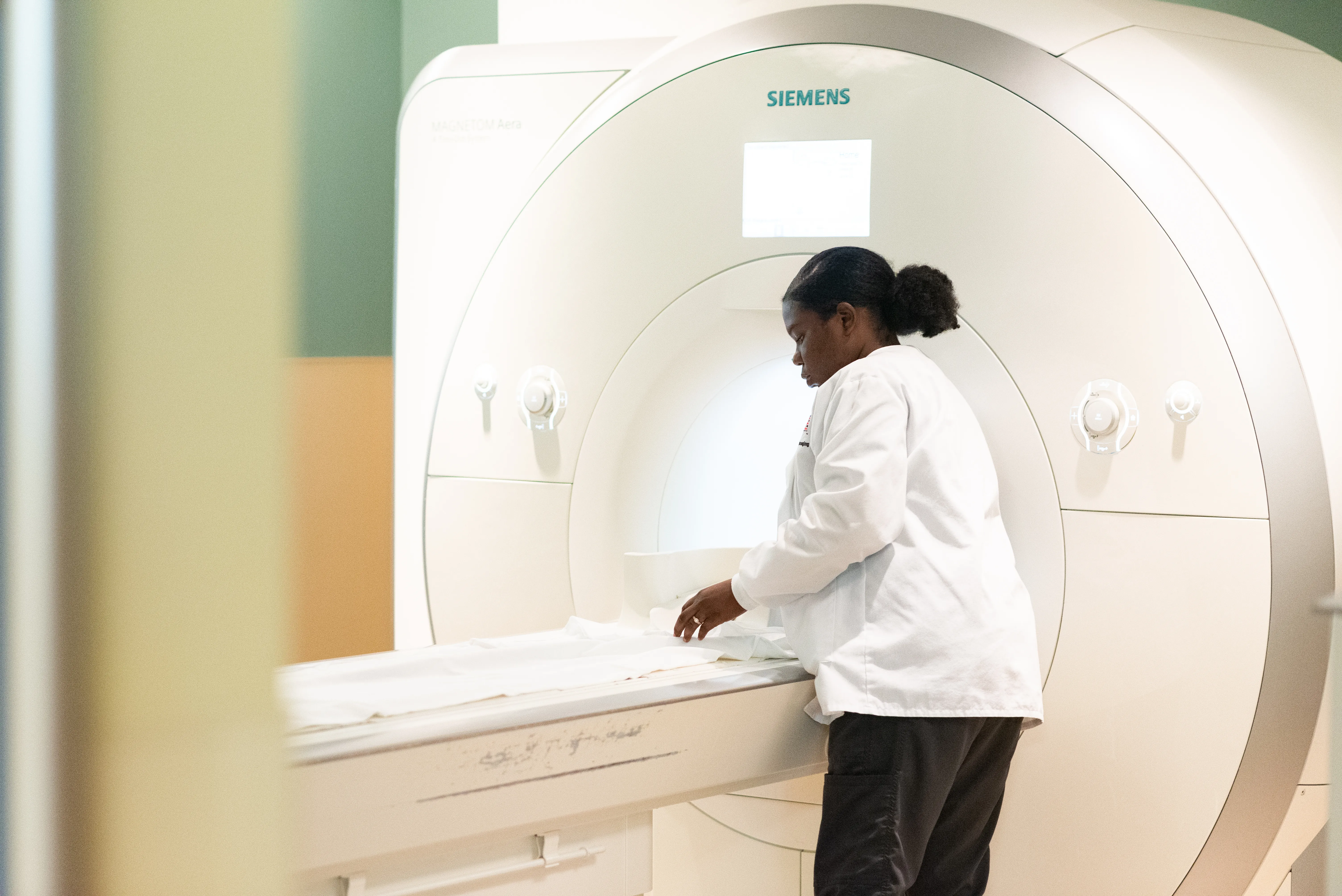 Radiologic Sciences student posing by virtual MRI machine.