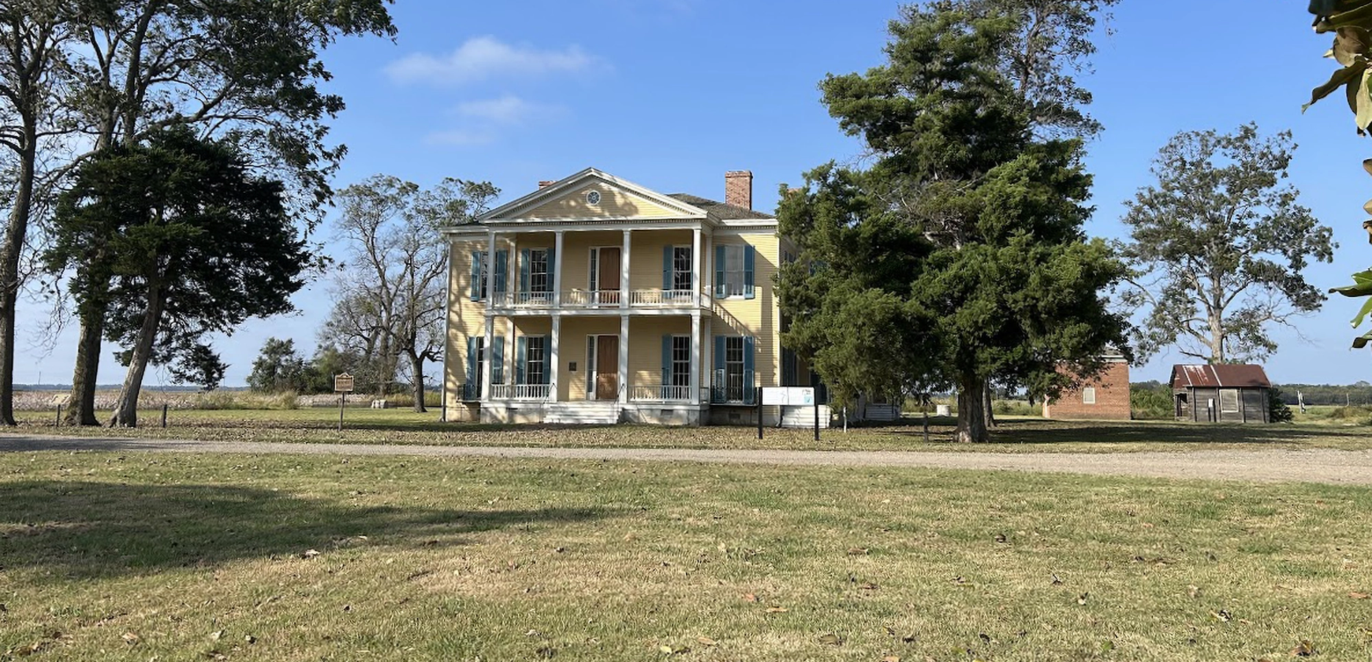 Wide-shot photo of the exterior of the Lakeport Plantation Museum house.
