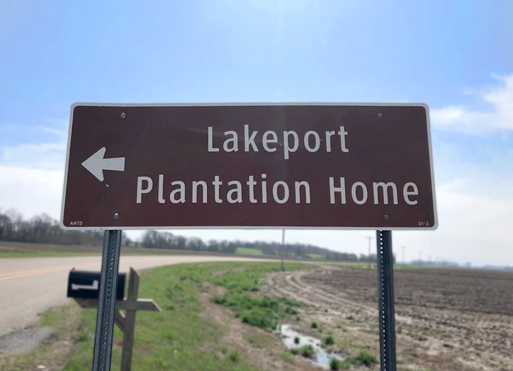 A direction sign pointing to Lakeport Plantation.