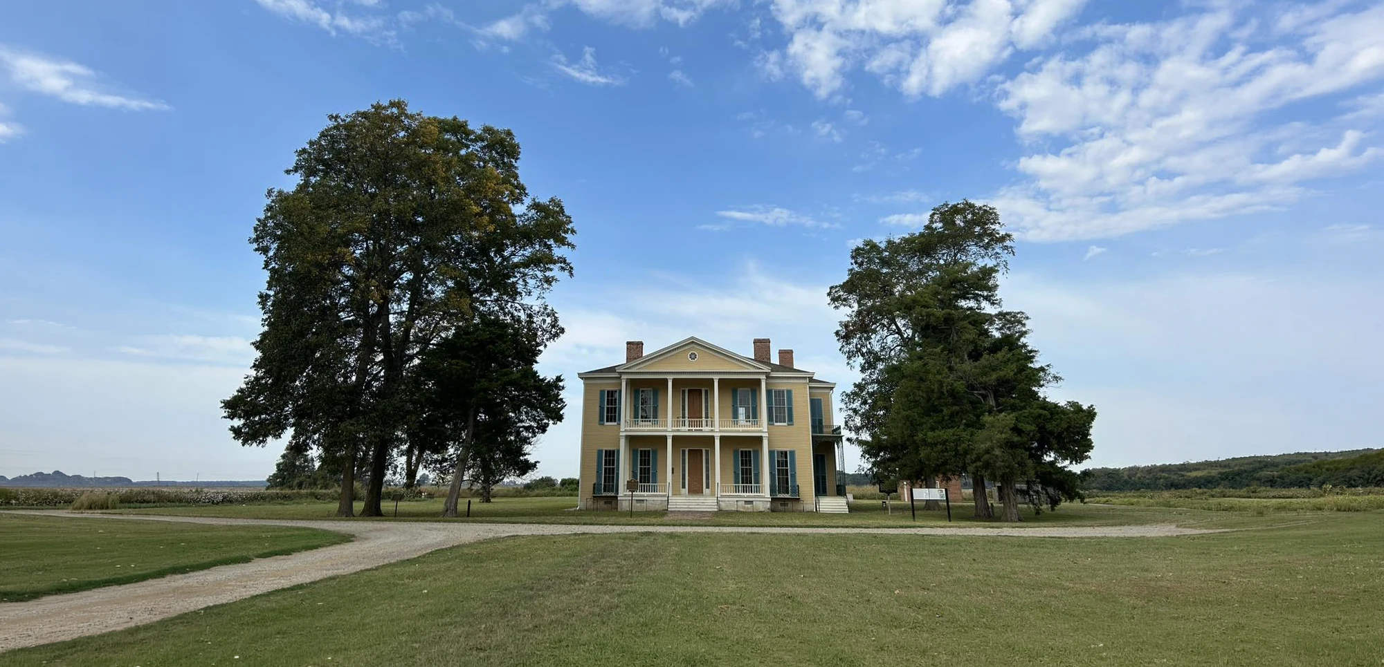 Wide-shot photo of the exterior of the Lakeport Plantation Museum house.