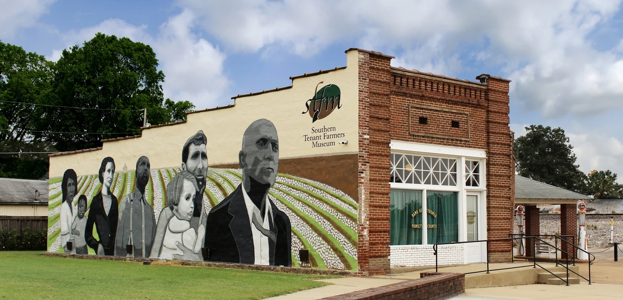 The mural on the side of the Southern Tenant Farmers Museum.